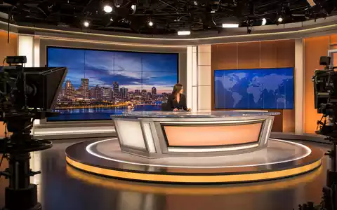 Fox Corp. (Class A) US35137L1052 zeigt ein modernes TV-Nachrichtenstudio mit professioneller Ankerpult-Ausstattung - Foto: THN