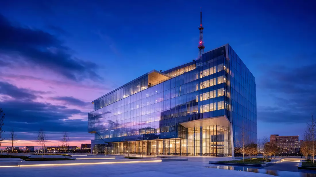Architektur-CGI-Render eines modernen Medienkonzern-Hochhauses mit Sendeantenne bei Nacht