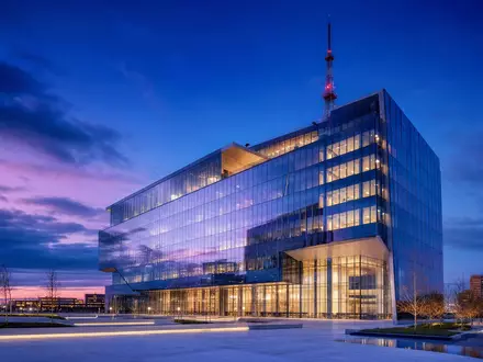 Fox Corp. (Class A) US35137L1052 Architektur-CGI-Render eines modernen Medienkonzern-Hochhauses mit Broadcast-Sendeantenne oben - Foto: THN