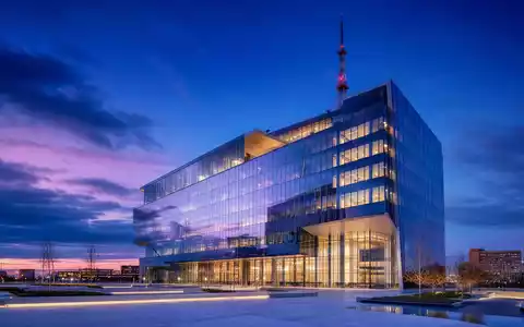 Fox Corp. (Class A) US35137L1052 Architektur-CGI-Render eines modernen Medienkonzern-Hochhauses mit Broadcast-Sendeantenne oben - Foto: THN