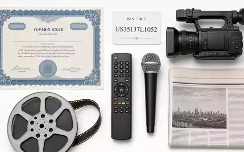 Fox Corp. (Class A) US35137L1052 Flatlay-Arrangement zeigt Aktienzertifikat ISIN-Karte und branchentypische Medien-Utensilien - Foto: THN
