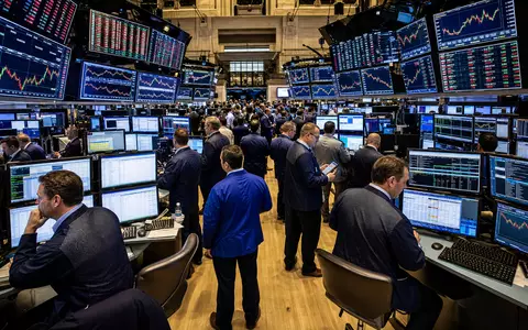 Fox Corp. (Class A) US35137L1052 NYSE-Handelsparkett mit aktiven Händlern und Medienaktien-Kurscharts auf Monitoren - Foto: THN