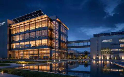 Fortive Corp. modernes Industrie-Technologiecampus als Architektur-Render bei Nacht mit Spiegelbecken, ISIN US34959J1088 - Foto: THN