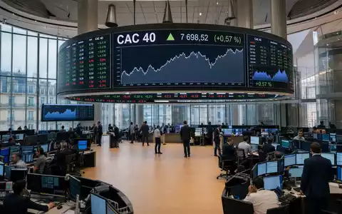 Trading-Floor-Editorial mit großer CAC-40-Kurstafel repräsentiert die Börsennotierung von AXA S.A. (FR0000120628) an der Euronext Paris - Foto: THN