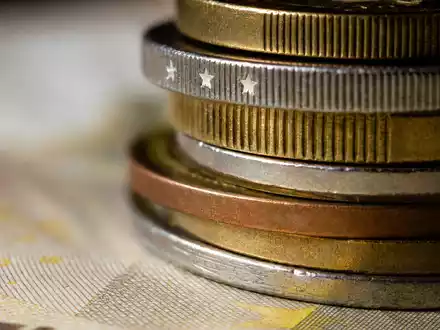 Banco Santander (ISIN ES0113900J37): extreme Makroaufnahme von gestapelten Euro-Münzen mit feinen Metalltexturen - Foto: THN