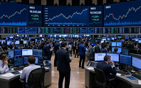 Banco Santander (ISIN ES0113900J37): Börsen-Editorial mit Trading-Floor und IBEX-Kursdaten auf großen Bildschirmen - Foto: THN