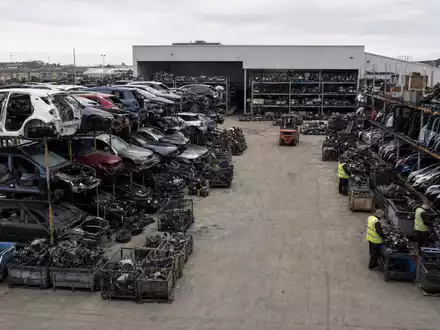 Fotorealistisches Bild einer Autoteile-Recyclinganlage zeigt LKQ Corporation, ISIN US5018892084, Sektor Automobilzulieferer weltweit - Foto: THN
