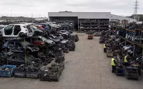 Fotorealistisches Bild einer Autoteile-Recyclinganlage zeigt LKQ Corporation, ISIN US5018892084, Sektor Automobilzulieferer weltweit - Foto: THN
