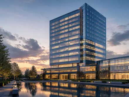 Loews Corporation US5404241031 zeigt Architektur-Render eines modernen Glas-Bürohochhauses mit Reflexionsteich bei Dämmerung - Foto: THN