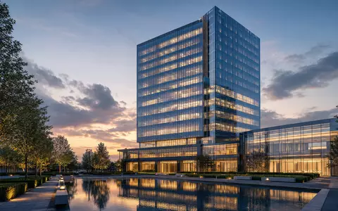Loews Corporation US5404241031 zeigt Architektur-Render eines modernen Glas-Bürohochhauses mit Reflexionsteich bei Dämmerung - Foto: THN