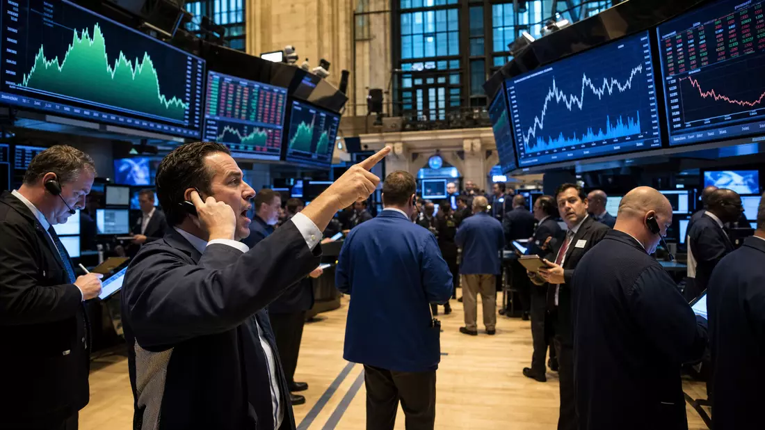 Editorial-Foto von Händlern und Kurscharts auf dem NYSE-Handelsparkett