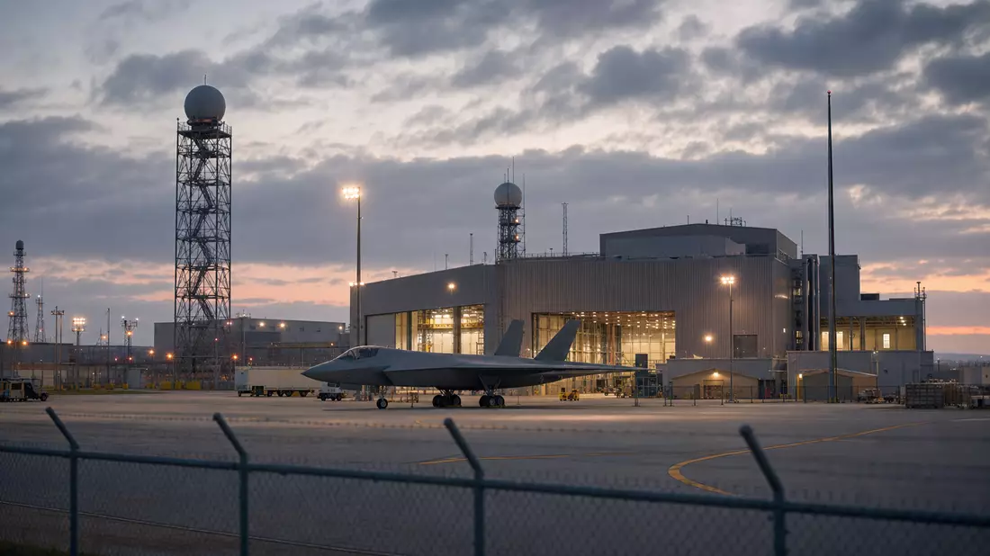 Rüstungswerk mit Hangar, Radarturm und unmarkiertem Kampfjet in der Abenddämmerung