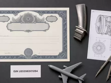 Flatlay-Arrangement für Lockheed Martin, ISIN US5398301094, zeigt Aktienzertifikat, ISIN-Karte, Turbinenschaufel und technische Blaupause - Foto: THN