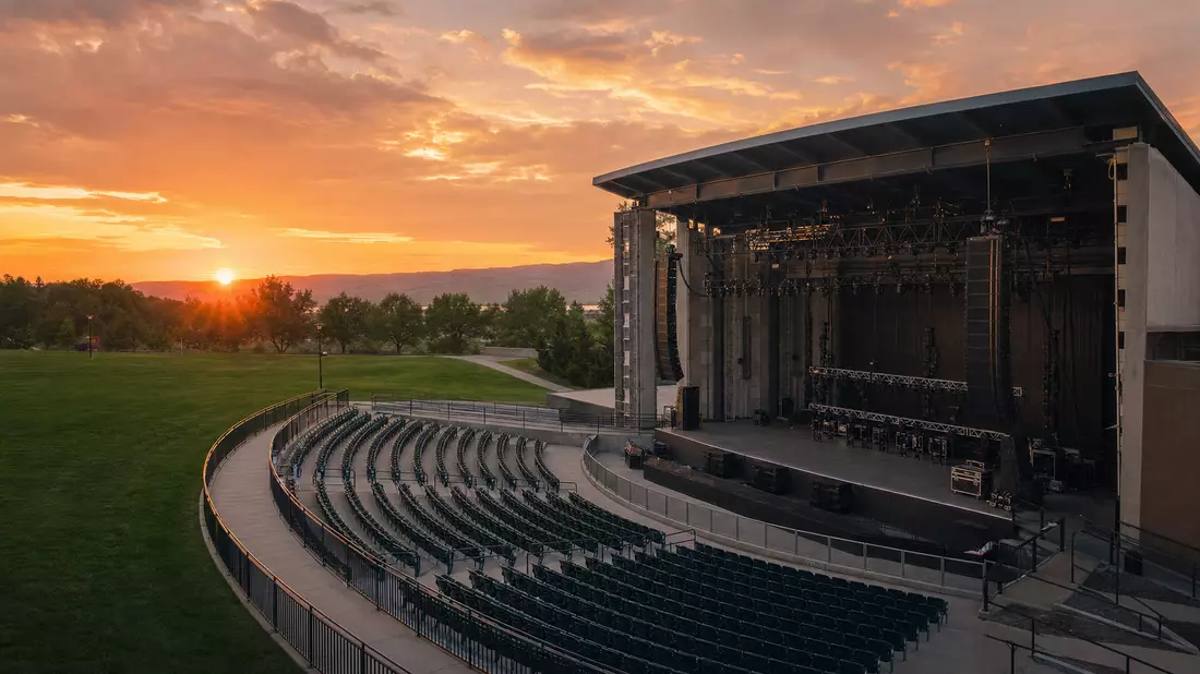 Leeres Open-Air-Amphitheater mit Bühne bei Sonnenuntergang