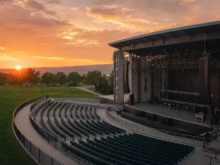Live Nation Entertainment (ISIN US5380341090) betreibt Konzertarenen, hier ein leeres Amphitheater bei Sonnenuntergang - Foto: THN