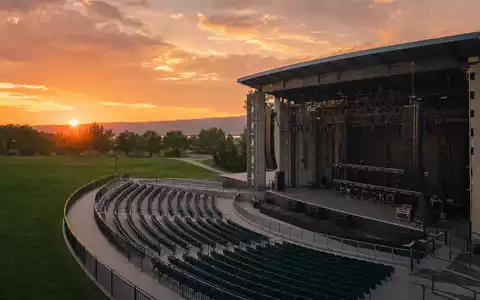 Live Nation Entertainment (ISIN US5380341090) betreibt Konzertarenen, hier ein leeres Amphitheater bei Sonnenuntergang - Foto: THN