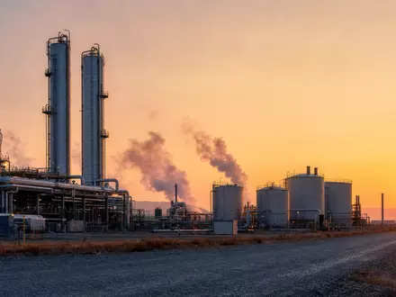 Fotorealistische Aufnahme einer Industriegas-Anlage bei Sonnenaufgang symbolisiert das Unternehmen Linde plc, ISIN IE000S9YS4E6, Chemiesektor heute - Foto: THN