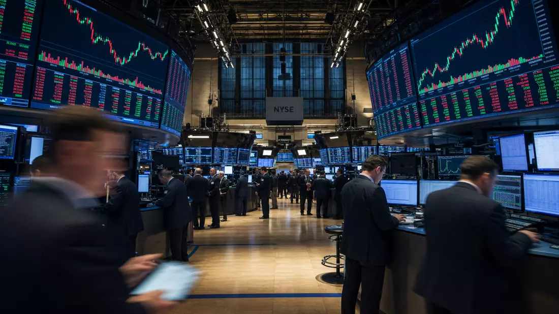 Trading-Floor der Börse mit großen Kursbildschirmen und Händlern in Anzügen