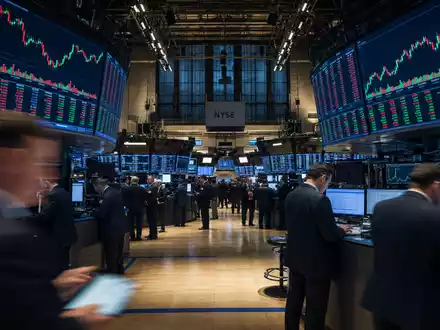 Börsen-Editorial-Szene im NYSE-Handelsraum mit Kurscharts symbolisiert das gelistete Unternehmen Linde plc, ISIN IE000S9YS4E6, heute - Foto: THN