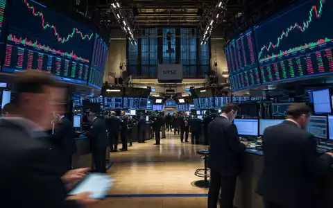 Börsen-Editorial-Szene im NYSE-Handelsraum mit Kurscharts symbolisiert das gelistete Unternehmen Linde plc, ISIN IE000S9YS4E6, heute - Foto: THN