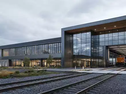 CSX Corp. modernes Betriebszentrum als Architekturrender mit Gleisanschluss und Glasfassade, ISIN US1264081035 Schienenverkehr - Foto: THN