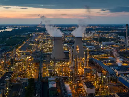 Covestro AG Chemiewerk DE0006062144 Leverkusen bei Nacht mit beleuchteten Reaktoren und Kühltürmen am Rhein - Foto: THN