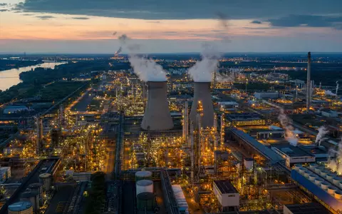 Covestro AG Chemiewerk DE0006062144 Leverkusen bei Nacht mit beleuchteten Reaktoren und Kühltürmen am Rhein - Foto: THN