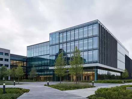 Covestro AG Firmensitz DE0006062144 modernes Glas-Stahl-Hochhaus mit Unternehmenspark und nachhaltigem Grünflächendesign in Deutschland - Foto: THN