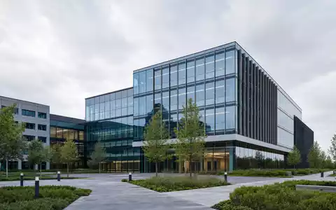 Covestro AG Firmensitz DE0006062144 modernes Glas-Stahl-Hochhaus mit Unternehmenspark und nachhaltigem Grünflächendesign in Deutschland - Foto: THN