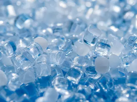 Covestro AG Polymer DE0006062144 Makrofotografie transparenter Polycarbonat-Granulatperlen mit Lichtbrechung Bokeh und Blautönen - Foto: THN