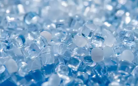 Covestro AG Polymer DE0006062144 Makrofotografie transparenter Polycarbonat-Granulatperlen mit Lichtbrechung Bokeh und Blautönen - Foto: THN