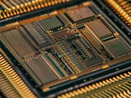 CrowdStrike Holdings Technologiebasis US22788C1053 als extreme Makro-Aufnahme eines goldenen Silizium-Prozessorchips im Detail - Foto: THN