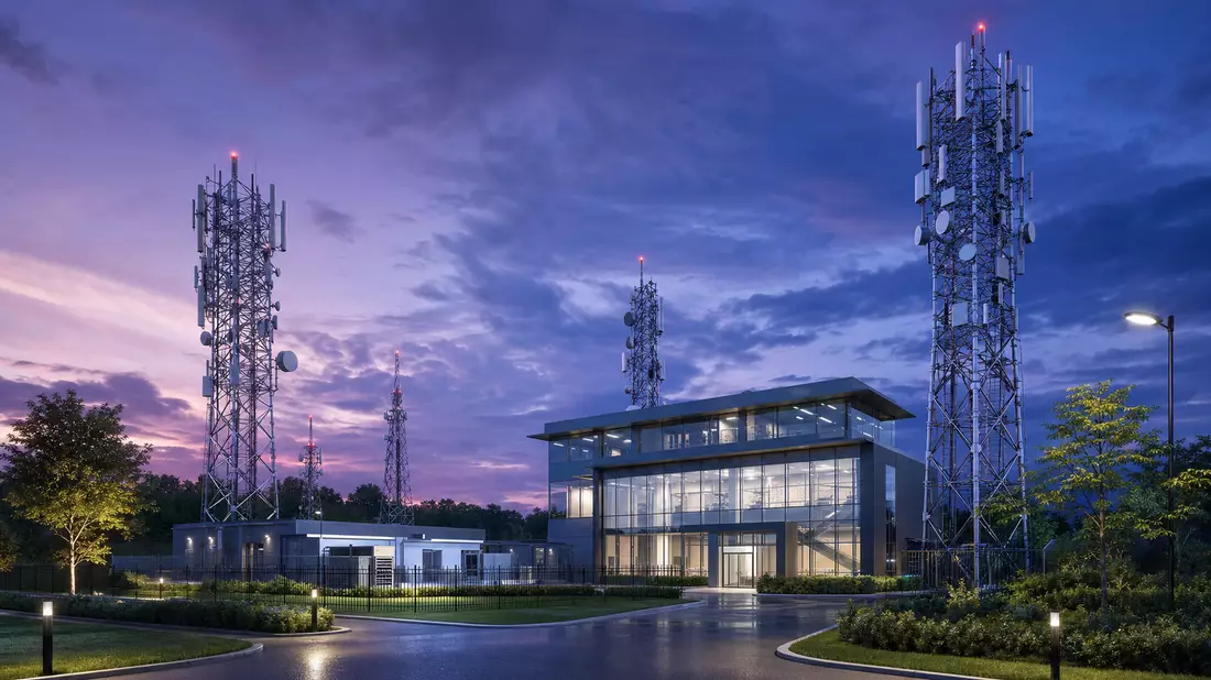 Architektur-CGI-Render eines Telekommunikationscampus mit Gittertürmen und Glasgebäude