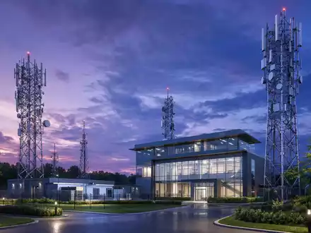 Crown Castle Inc. Infrastruktur-Campus US22822V1017 als modernes CGI-Render mit Türmen und Betriebsgebäude bei Abenddämmerung - Foto: THN