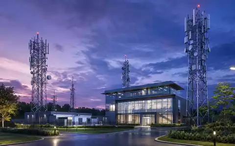 Crown Castle Inc. Infrastruktur-Campus US22822V1017 als modernes CGI-Render mit Türmen und Betriebsgebäude bei Abenddämmerung - Foto: THN