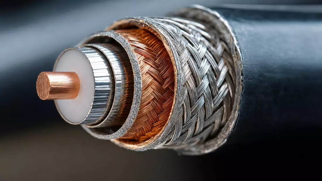Makrofoto eines Koaxialkabel-Querschnitts mit Kupferleiter und Metallgeflecht-Abschirmung