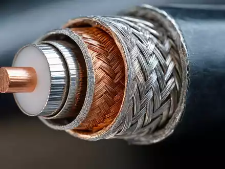 Crown Castle Inc. Branchenmaterial US22822V1017 als extremes Makro eines Koaxialkabel-Querschnitts in Kupfer und Silber - Foto: THN