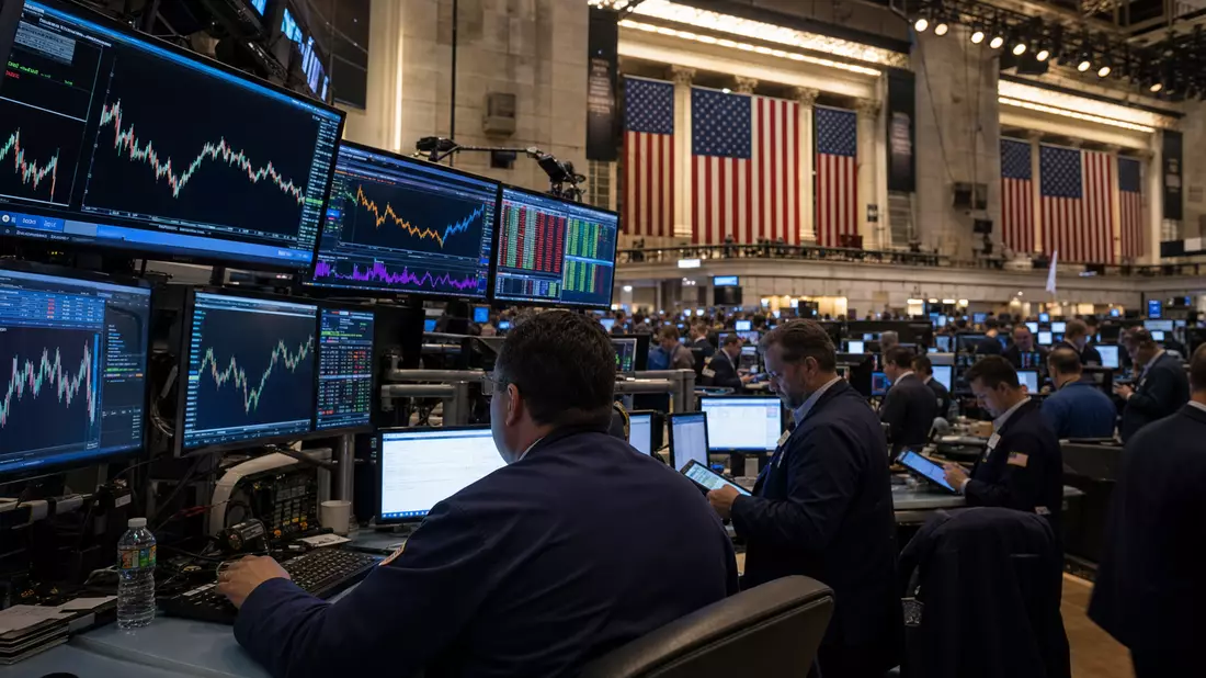 Redaktionsfoto des NYSE-Börsenhandelsraums mit Tradern an Monitoren mit Rohöl-Kurscharts