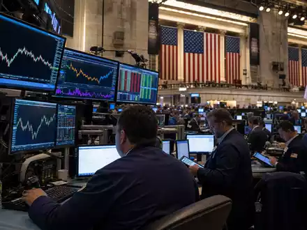 Coterra Energy NYSE Handelsparkett New York mit Energie Charts auf Händler Bildschirmen aktiver Börse US22052L1044 - Foto: THN