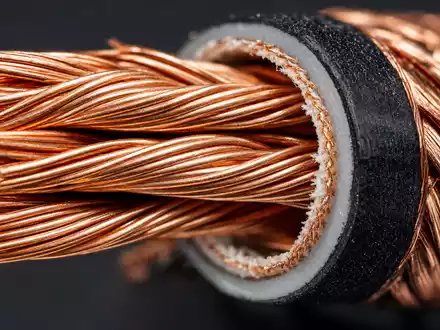 Makroaufnahme geflochtener Kupferdrähte zeigt das zentrale Rohmaterial der Kabelproduktion von Nexans S.A. FR0000044448 detailreich - Foto: THN