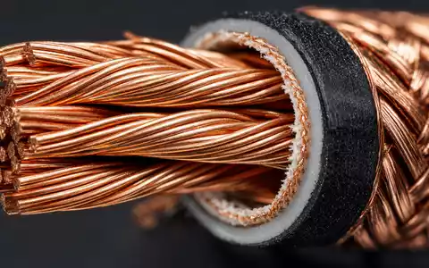 Makroaufnahme geflochtener Kupferdrähte zeigt das zentrale Rohmaterial der Kabelproduktion von Nexans S.A. FR0000044448 detailreich - Foto: THN
