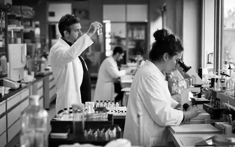 Dokumentarische Schwarzweiß-Reportage über Virbac S.A., Aktie FR0000031577, zeigt ein modernes Labor der Tiergesundheitsbranche - Foto: THN