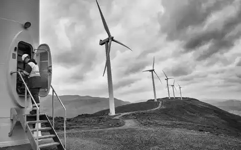 Schwarzweiß-Reportagefoto dokumentiert eine Windpark-Anlage von Neoen S.A., ISIN FR0011675362, im journalistischen dokumentarischen Stil - Foto: THN