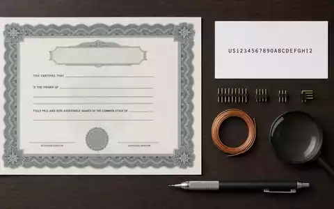 Flatlay-Arrangement mit Aktienzertifikat und ISIN-Karte CH0102993182 illustriert Investment in TE Connectivity Ltd. neben elektronischen Steckverbinder-Bauteilen - Foto: THN
