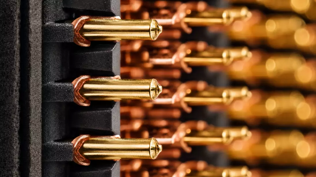 Extreme Makroaufnahme goldbeschichteter elektrischer Steckverbinder-Kontakte mit metallischem Glanz