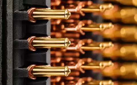 Makroaufnahme goldener Steckverbinder-Kontakte veranschaulicht Präzisionstechnik von TE Connectivity Ltd. (CH0102993182) in der Elektronikfertigung detailliert - Foto: THN