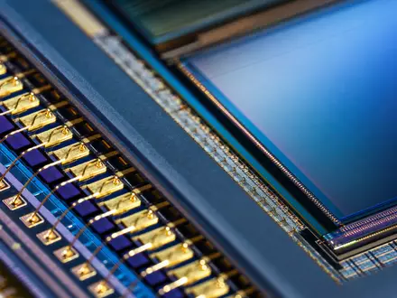 Teledyne Technologies (US8793601050) zeigt eine extreme Makroaufnahme eines Bildsensor-Chips mit goldenen Bonddrähten und Schaltkreisen - Foto: THN