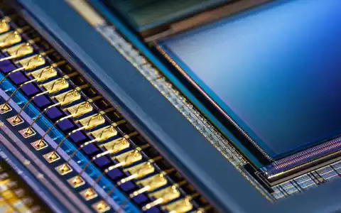 Teledyne Technologies (US8793601050) zeigt eine extreme Makroaufnahme eines Bildsensor-Chips mit goldenen Bonddrähten und Schaltkreisen - Foto: THN