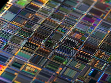 Makroaufnahme einer Wafer-Oberfläche zeigt das technologische Kerngeschäft von Teradyne Inc. US8807701029 in feinster Detailschärfe - Foto: THN