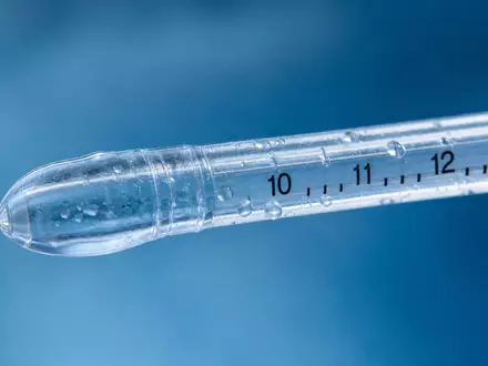 Teleflex Inc. (US8793691069) illustriert durch eine Makroaufnahme einer transparenten medizinischen Katheterspitze mit Markierungen - Foto: THN